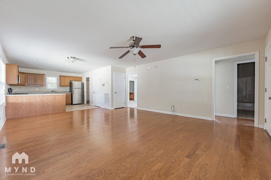 Building Photo - 902 Appleby St NW