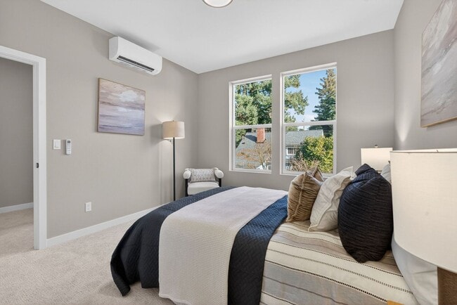 Building Photo - 15609 SE Meadowlark Ln