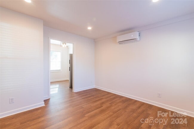 Building Photo - 933 Cantwell St
