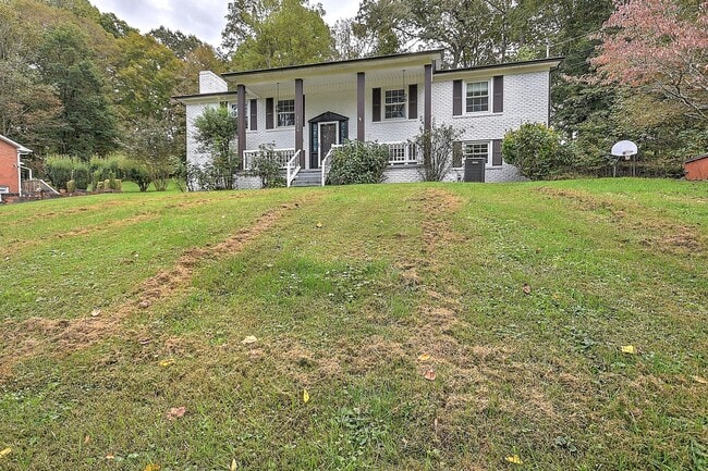 Building Photo - Beautiful split foyer home in Colonial Hei...