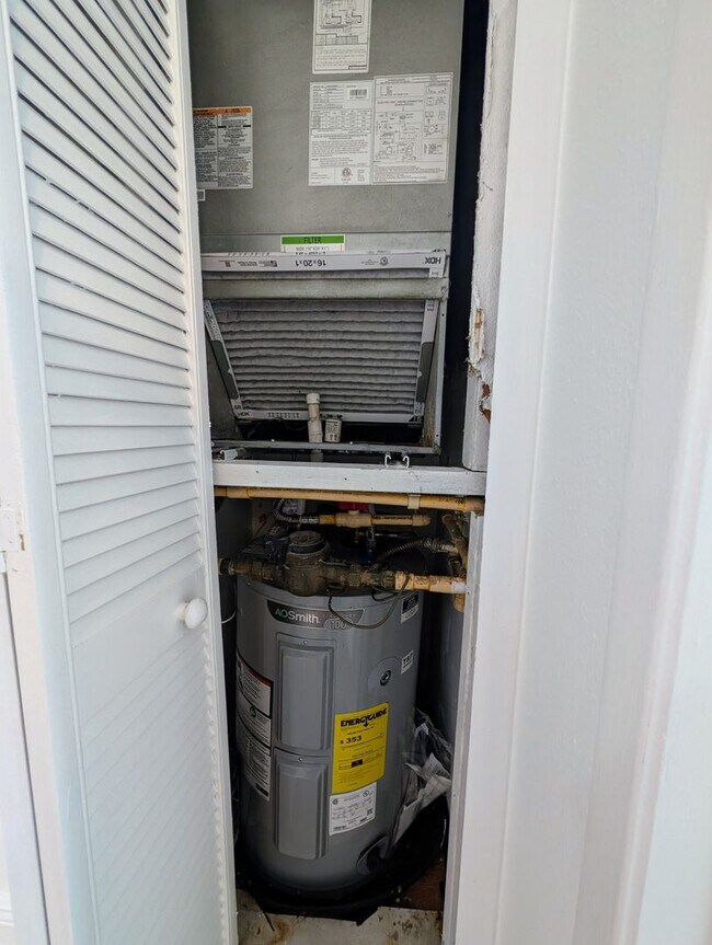 Building Photo - Bright 1BR/1BA Condo – Convenient Kendall Location