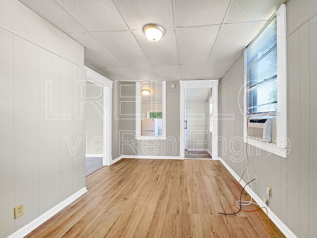 Building Photo - 1709 W Gaulbert Ave