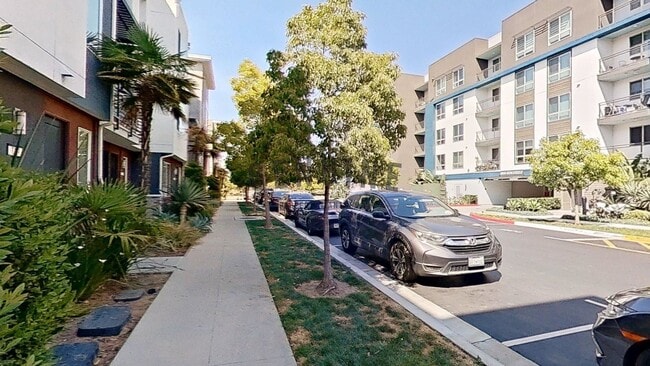 Building Photo - Beautiful Tri-Level 3Bd 2.5Ba Townhome in ...