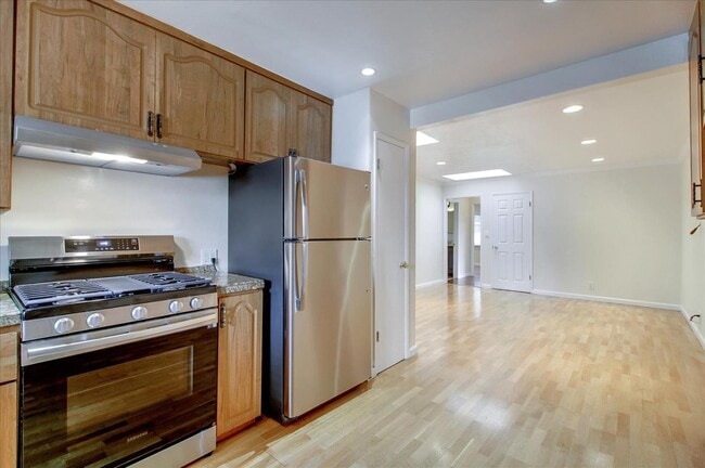 Building Photo - 1535 San Joaquin Ave