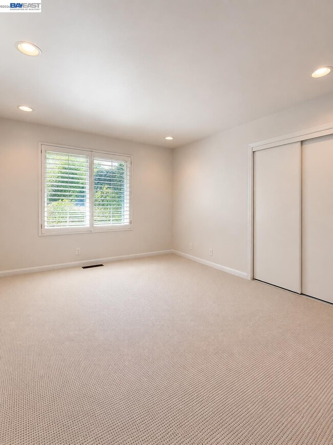 Building Photo - 2516 Dos Rios Dr