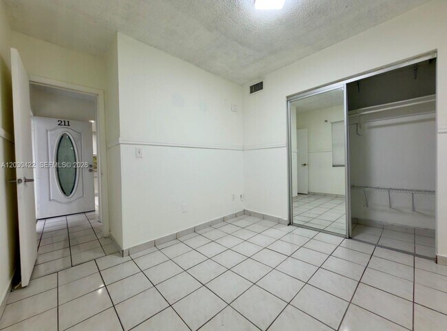 Building Photo - 1035 W 77th St
