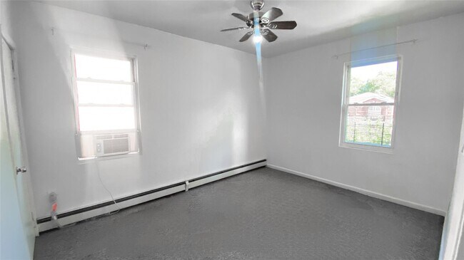 Building Photo - 160-11 72nd Ave