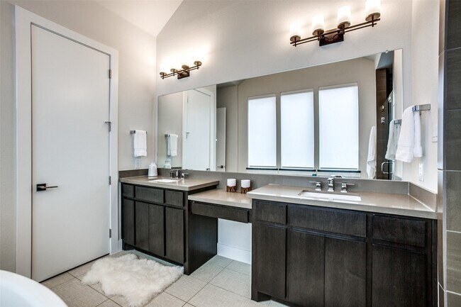 Building Photo - 7021 Royal View Dr