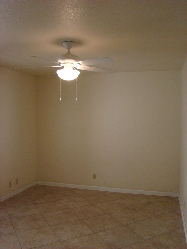 Building Photo - Spacious 3 bedroom, 3 bath, condo with a l...