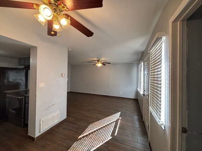 Building Photo - Charming 2 bedroom townhome in Phoenix!