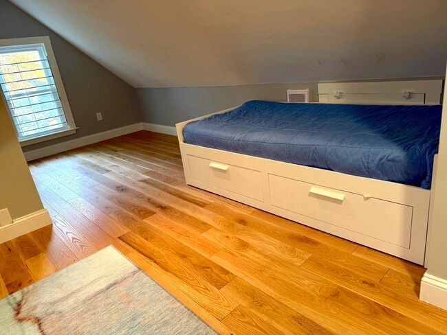 Building Photo - 118 Newburg St