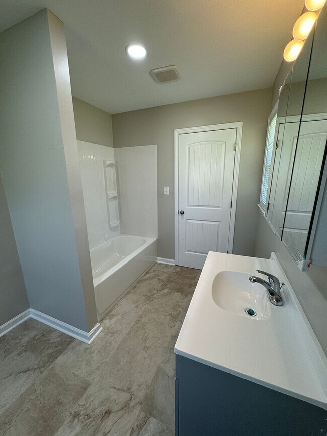 Building Photo - Charming 3-Bedroom Home in Nicholasville, 2 Car Garage! Fenced in Backyard!