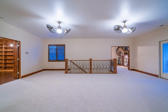 Building Photo - 340 Le Grande Cir