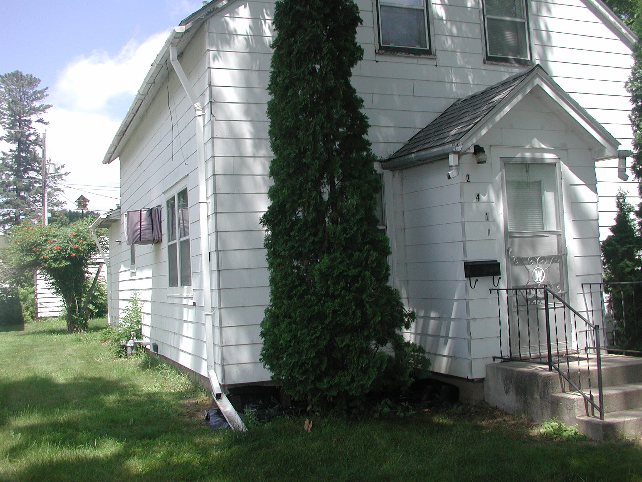 Building Photo - 241 E Ronning Ave