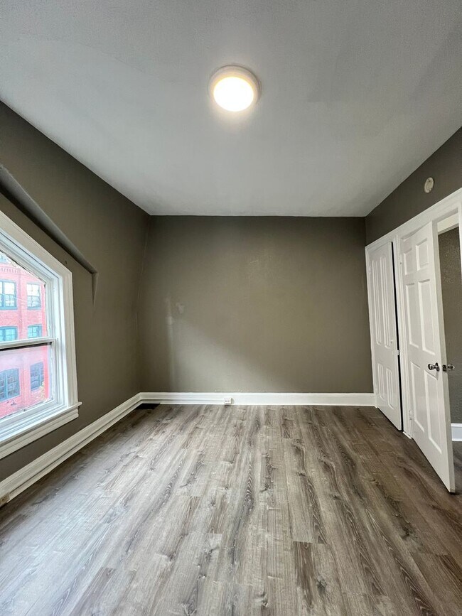 Building Photo - 5 Bedroom 1 Bath Home Available