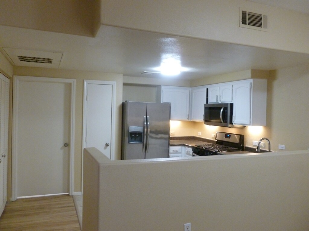Building Photo - 3400 Cabana Dr