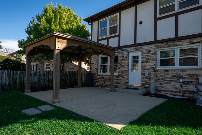 Building Photo - 1000 E Callero Cir