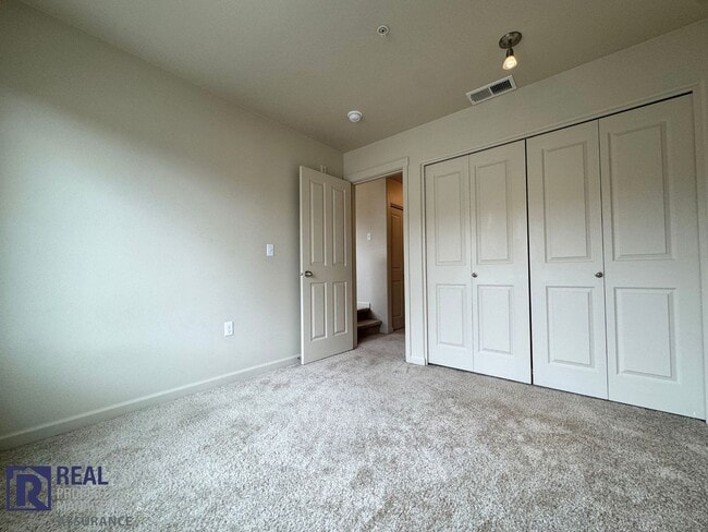 Building Photo - 10733 NE Gateway Pl