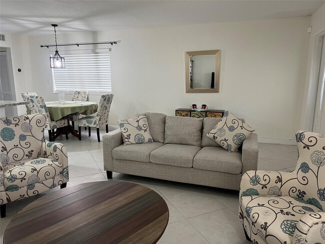 Building Photo - 690 Saxony Way