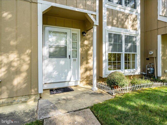 Building Photo - 18 Pond View Dr