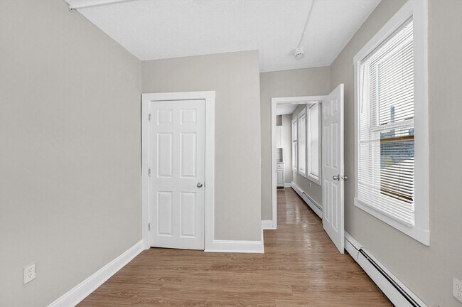 Building Photo - 50 1/2 Common St