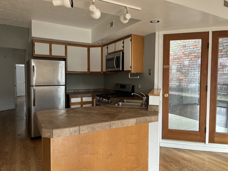 Kitchen, Atrium - 2334 E Carson St