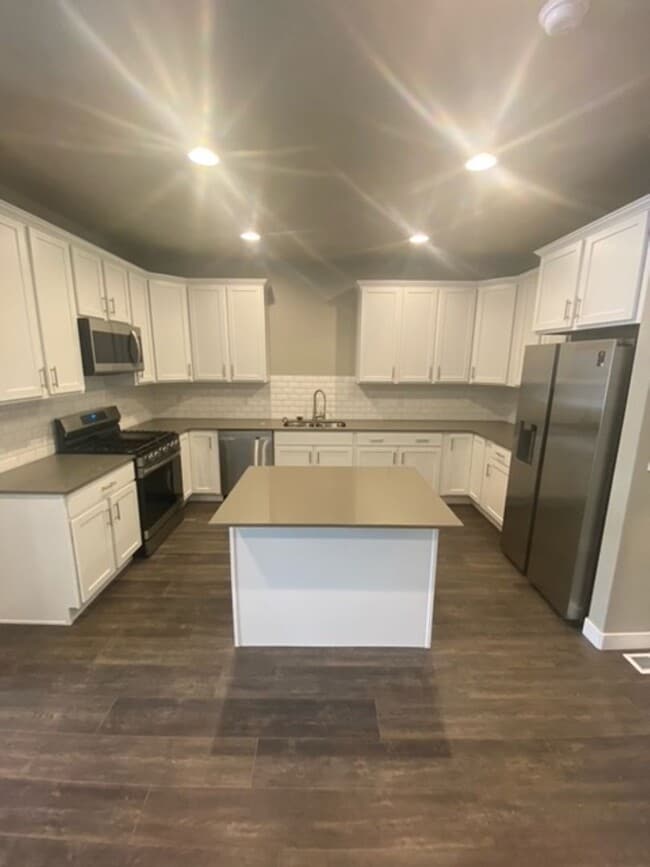 Building Photo - Beautiful Bountiful Townhome