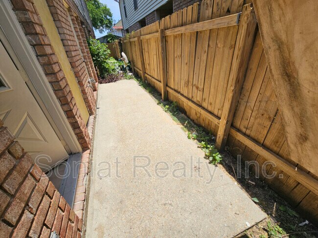 Building Photo - 345 Deckbar Avenue, D