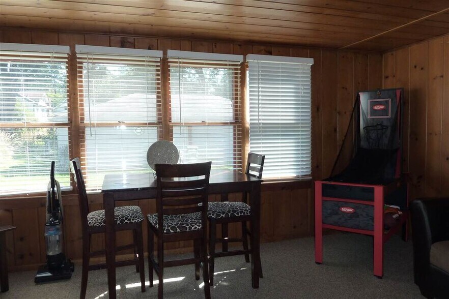 bonus room - 717 N Highland Ave