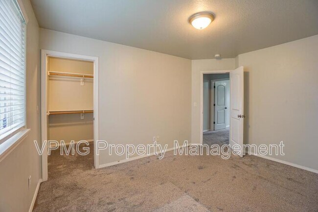 Building Photo - 9819 NE 86th St