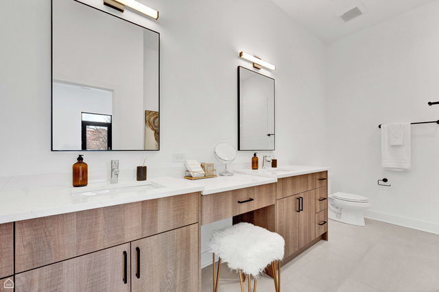 Building Photo - 1606 W Hastings St