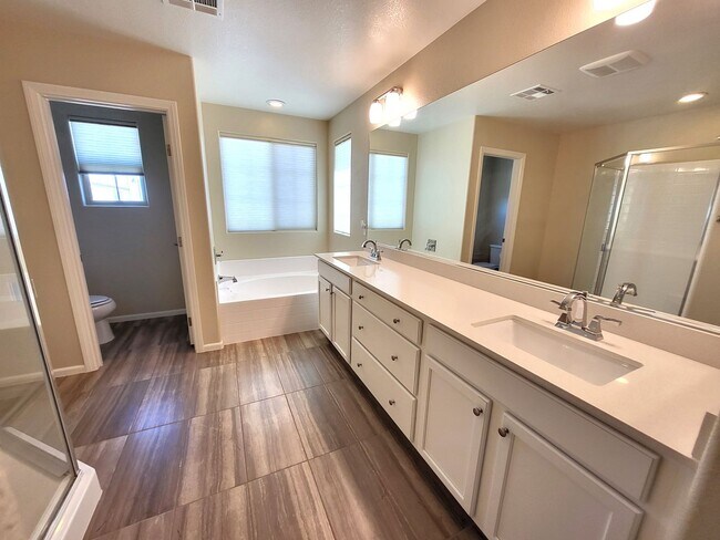Building Photo - 4 Bedroom House with Community Pool, Baseb...
