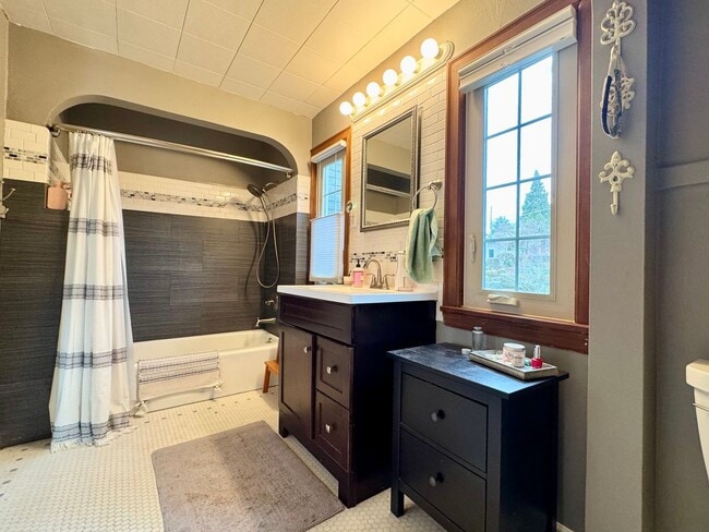 Building Photo - Admiral District~West Seattle Home