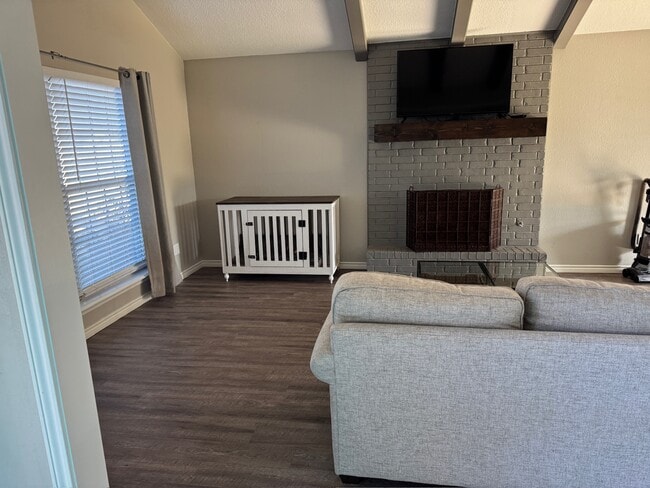 Building Photo - 304 N Essex Dr