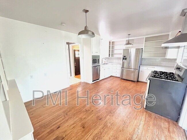 Building Photo - 1139 N Sunset Dr