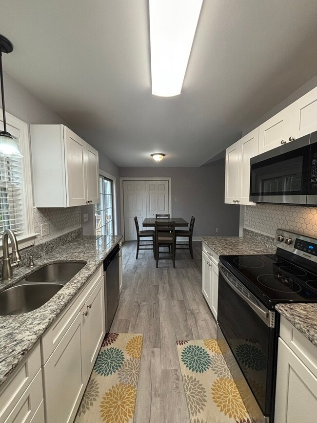 Building Photo - 20 Hollyfield Ln