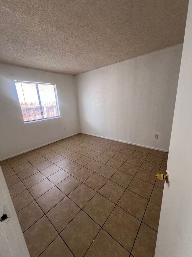 Building Photo - 2-Bedroom Apartment in Desert Hot Springs,...