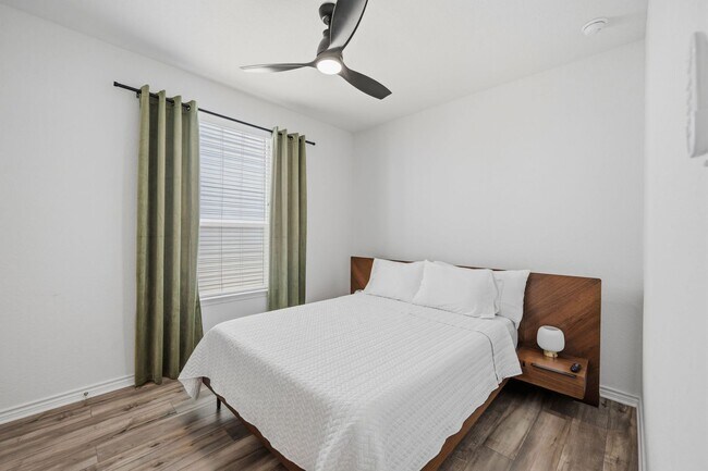 Building Photo - 4015 Casita Mia St
