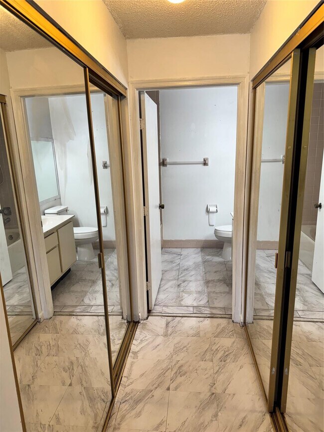 Building Photo - 615 NW 210th St