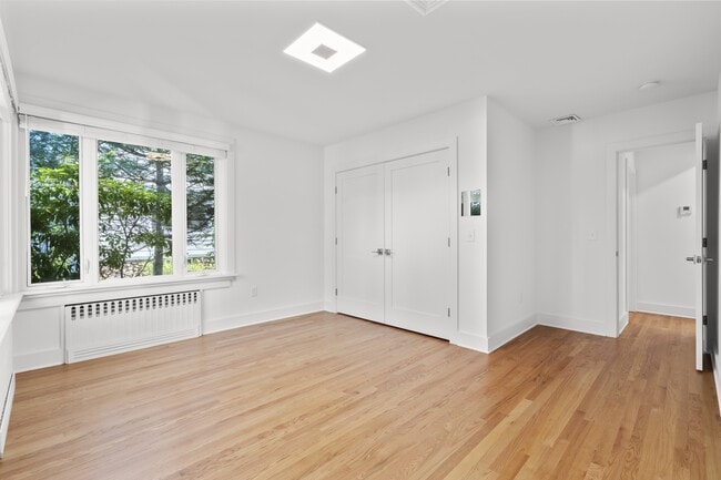 Building Photo - 25 Crescent Bluff Ave