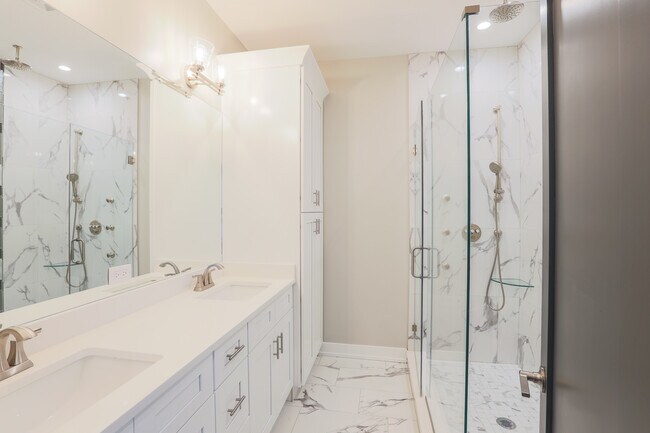 Master Bath - 4317 S Forrestville Ave