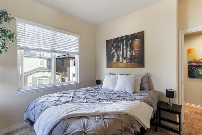 Building Photo - 3170 Levante St