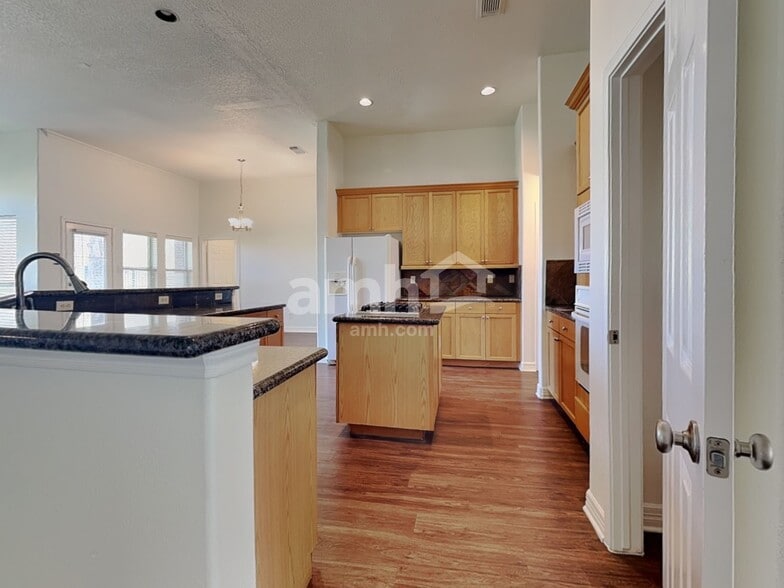 Building Photo - 7722 Heron Lakes Dr