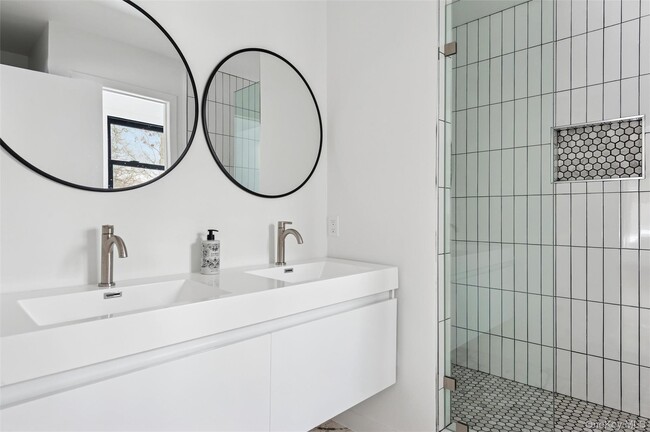 Building Photo - 10 Hampton St