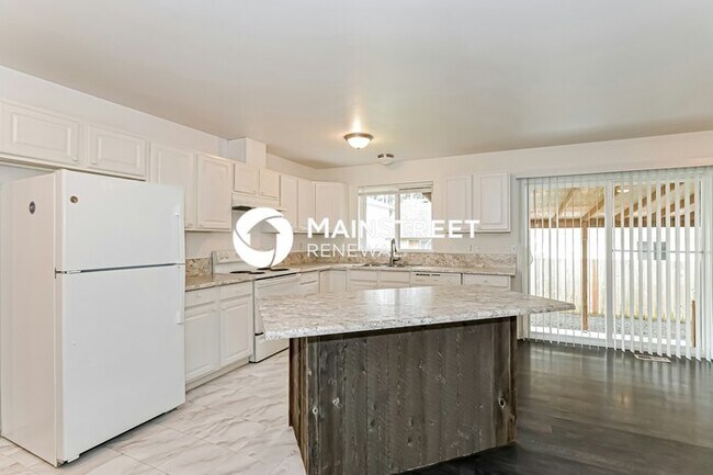 Building Photo - 3 Bedroom Pet-Friendly Home in PUYALLUP, WA with Main Street Renewal