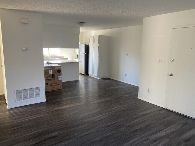 Building Photo - Cozy Condo Available NOW!