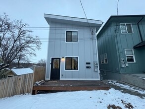 Building Photo - 216 E 7th St