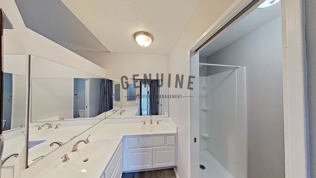 Building Photo - $500 OFF 1st Month! Lovely 3 Bedroom in La...