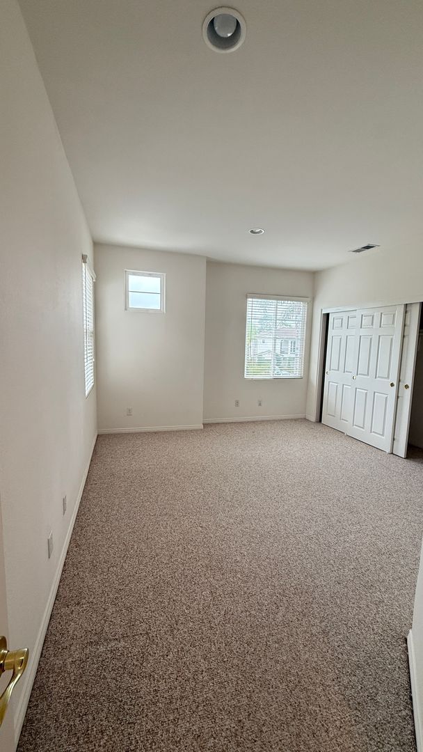 Building Photo - Spacious 4-Bedroom 3.5-Bath with Bonus Den...