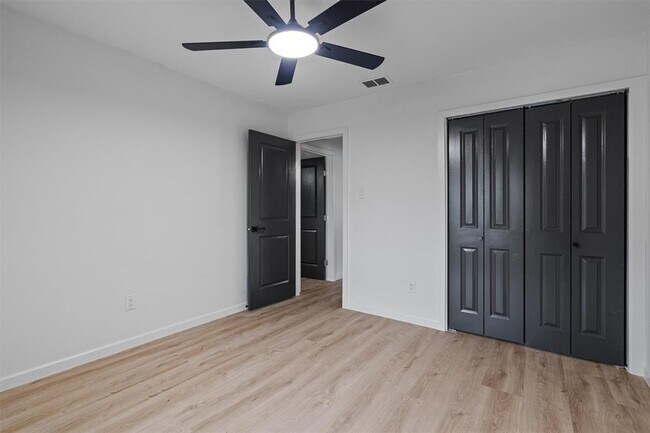 Building Photo - 1700 Deep Wood Dr
